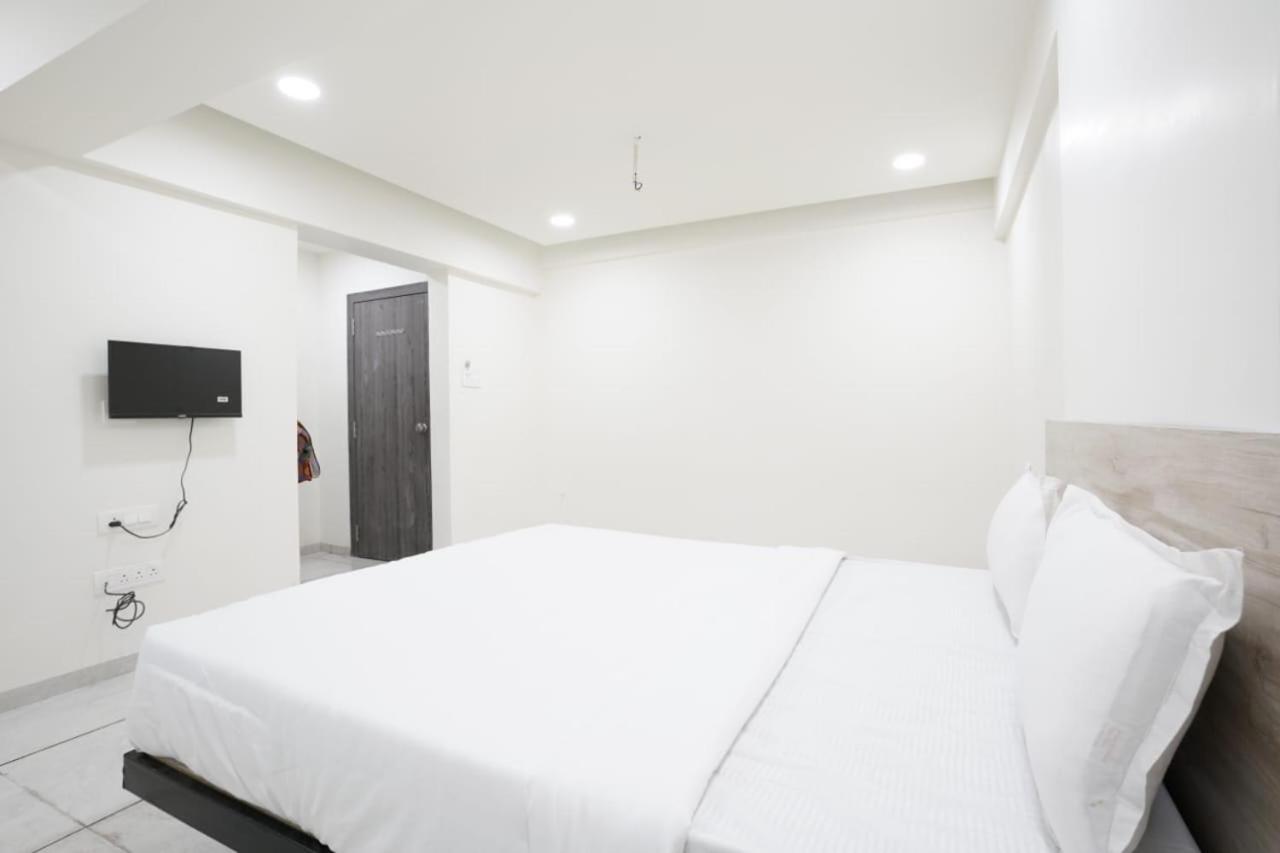 Hotel Bhakti Inn Нашик Екстериор снимка